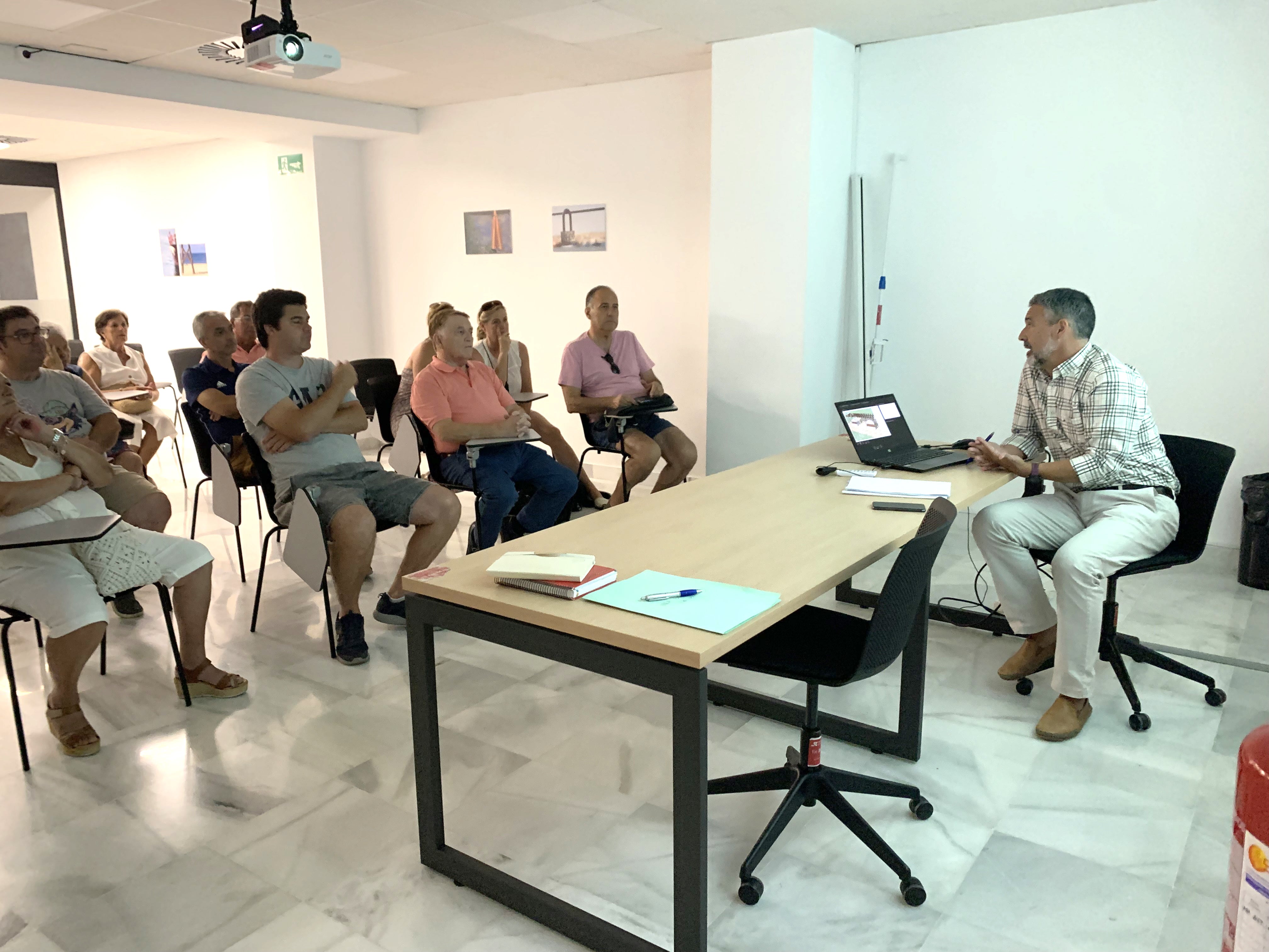 El alcalde de Rota se reúne con los vecinos de la plaza José Navarrete para explicar el proyecto de remodelación El alcalde de Rota se reúne con los vecinos de la plaza José Navarrete para explicar el proyecto de remodelación