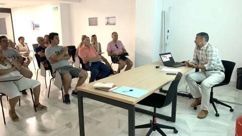 El alcalde durante la sesi&oacute;n con los vecinos 