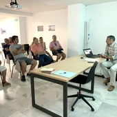 El alcalde durante la sesión con los vecinos El alcalde durante la sesión con los vecinos