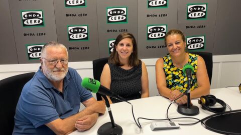 El presidente y la directora del Centro Doble Amor con la redactora de Onda Cero