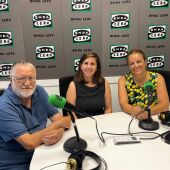 El presidente y la directora del Centro Doble Amor con la redactora de Onda Cero