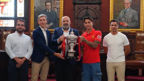 El CEO del &aacute;rea de negocio del Real Mallorca, Alfonso D&iacute;az, y el alcalde de Palma, Jaime Mart&iacute;nez, presentan la 46 edici&oacute;n del Trofeu Ciutat de Palma junto al responsable de patrocinios y relaciones externas de Estrella Damm en Balears, Ferran Hidalgo, el jugador del Real Mallorca, Antonio S&aacute;nchez, y el director general de deportes del Ajuntament de Palma, David Salom