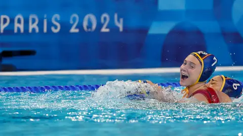 Las waterpolistas españolas Laura Crespi (d) y Elena Ruiz celebran tras ganar a Países Bajos durante la semifinal femenina de Waterpolo, entre Países Bajos y España. EFE/ Juanjo Martín Las waterpolistas españolas Laura Crespi (d) y Elena Ruiz celebran tras ganar a Países Bajos durante la semifinal femenina de Waterpolo, entre Países Bajos y España. EFE/ Juanjo Martín