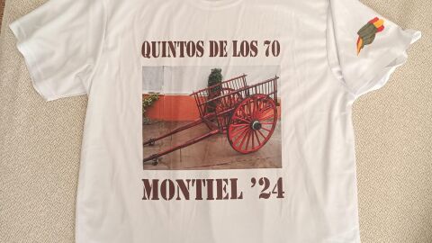 Los Quintos de los 70 de Montiel se han hecho camisetas.