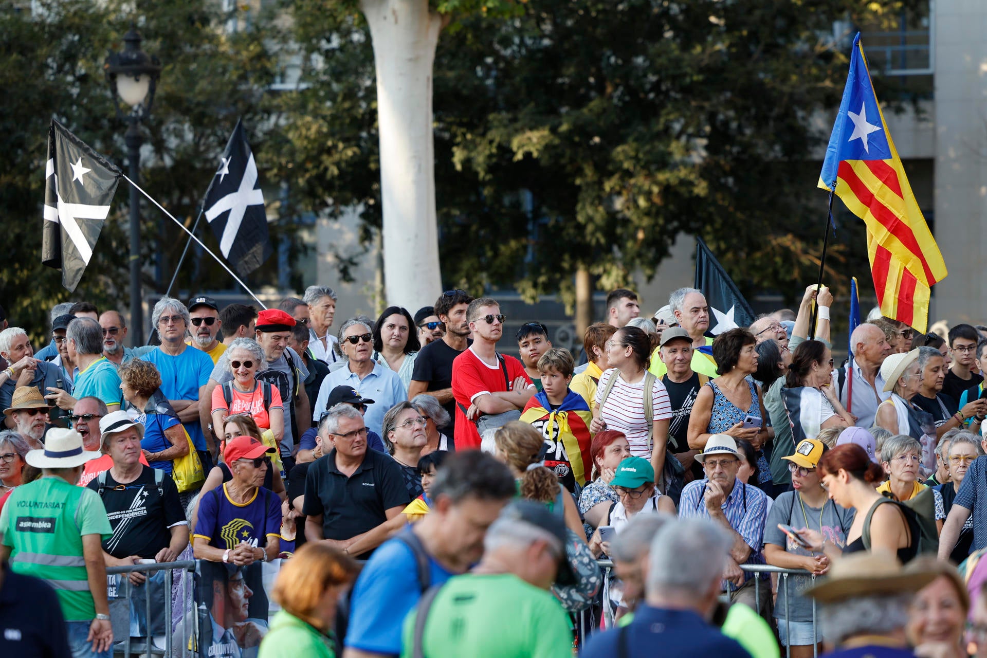 Los independentistas dan la bienvenida a Puigdemont con una recepción institucional cerca del Parlament Los independentistas dan la bienvenida a Puigdemont con una recepción institucional cerca del Parlament
