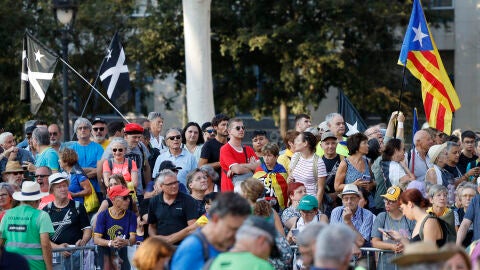 Numerosas personas de este jueves cerca del Parlament, donde tiene previsto celebrarse la investidura de Salvador Illa, y a la que el expresidente catal&aacute;n Carles Puigdemont, sobre el que pesa una orden de detenci&oacute;n, pretende acudir. 