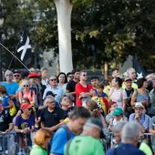 Numerosas personas de este jueves cerca del Parlament, donde tiene previsto celebrarse la investidura de Salvador Illa, y a la que el expresidente catalán Carles Puigdemont, sobre el que pesa una orden de detención, pretende acudir. Numerosas personas de este jueves cerca del Parlament, donde tiene previsto celebrarse la investidura de Salvador Illa, y a la que el expresidente catalán Carles Puigdemont, sobre el que pesa una orden de detención, pretende acudir.