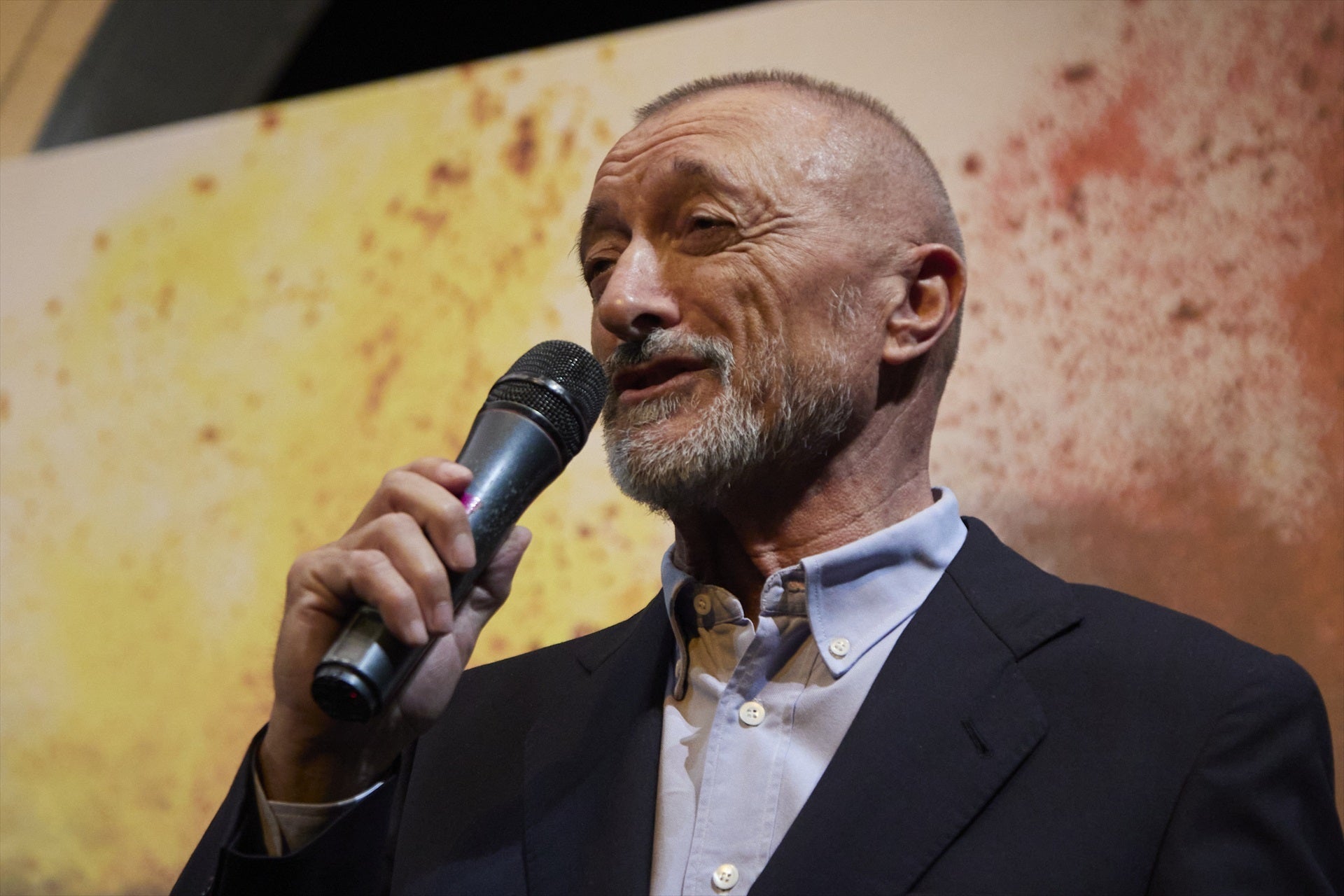 Pérez-Reverte cita a George Orwell para lanzar un dardo a Zapatero: "Quien controla el presente controla el pasado" Pérez-Reverte cita a George Orwell para lanzar un dardo a Zapatero: "Quien controla el presente controla el pasado"