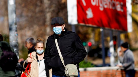 Imagen de archivo de dos personas con mascarillas. 