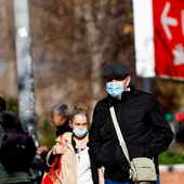 Imagen de archivo de dos personas con mascarillas. Imagen de archivo de dos personas con mascarillas.