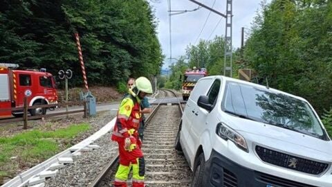 Bomberos del 112 Cantabria retiran una furgoneta atascada en las v&iacute;as del tren en Molledo