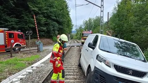 Bomberos del 112 Cantabria retiran una furgoneta atascada en las vías del tren en Molledo Bomberos del 112 Cantabria retiran una furgoneta atascada en las vías del tren en Molledo