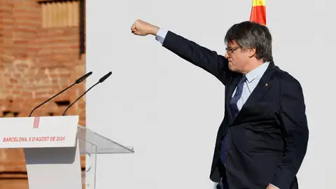 El expresidente catalán Carles Puigdemont interviene en el acto de bienvenida para el que miles de independentistas se congregan en el paseo Lluís Companys de Barcelona, junto al Parlamentantes. Tras casi siete años huido en el extranjero, y pese a la orden de detención nacional contra él, Puigdemont ha decidido regresar a Cataluña con la intención de asistir, este jueves 8 de agosto, a la investidura de Salvador Illa, por lo que es máxima la expectación y la incertidumbre por lo que pueda ocurrir en las próximas horas El expresidente catalán Carles Puigdemont interviene en el acto de bienvenida para el que miles de independentistas se congregan en el paseo Lluís Companys de Barcelona, junto al Parlamentantes. Tras casi siete años huido en el extranjero, y pese a la orden de detención nacional contra él, Puigdemont ha decidido regresar a Cataluña con la intención de asistir, este jueves 8 de agosto, a la investidura de Salvador Illa, por lo que es máxima la expectación y la incertidumbre por lo que pueda oc...