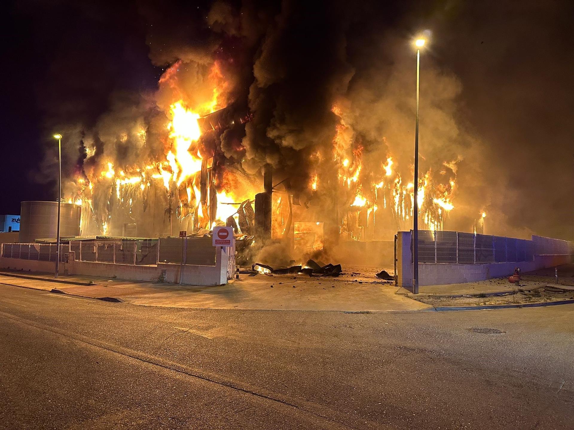Bomberos trabajan en la extinción de un incendio en una nave industrial de Molina Bomberos trabajan en la extinción de un incendio en una nave industrial de Molina