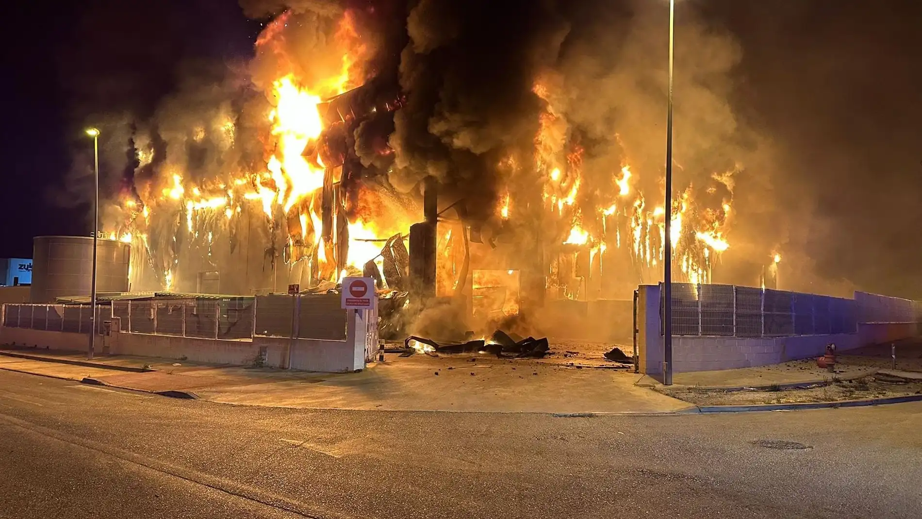 Bomberos trabajan en la extinción de un incendio en una nave industrial de Molina Bomberos trabajan en la extinción de un incendio en una nave industrial de Molina