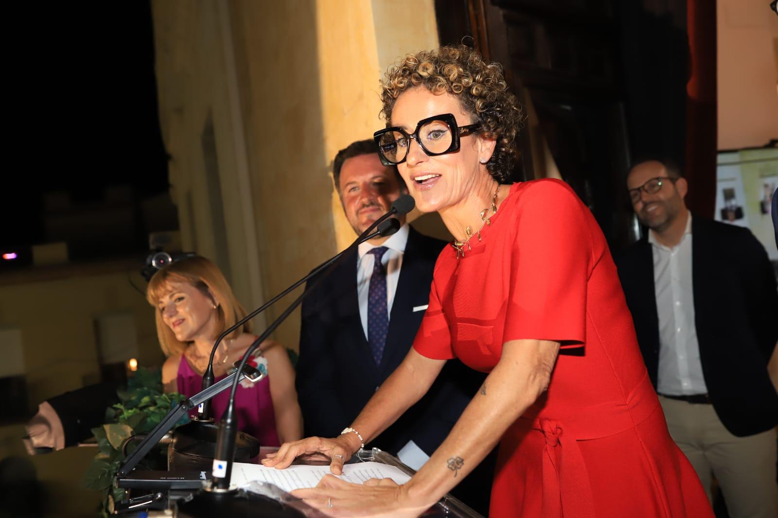 Rosana Perán levanta el telón de las fiestas de Elche 2024 con un pregón emotivo en el que ensalza el papel en las mismas de los ilicitanos Rosana Perán levanta el telón de las fiestas de Elche 2024 con un pregón emotivo en el que ensalza el papel en las mismas de los ilicitanos