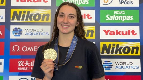 La nadadora art&iacute;stica Marina Garc&iacute;a Polo fotografiada con una medalla
