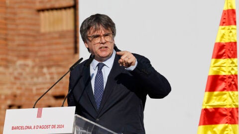 El expresidente catal&aacute;n Carles Puigdemont interviene en el acto de bienvenida para el que miles de independentistas se congregan en el paseo Llu&iacute;s Companys de Barcelona