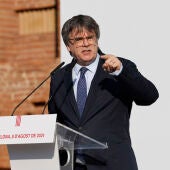 El expresidente catalán Carles Puigdemont interviene en el acto de bienvenida para el que miles de independentistas se congregan en el paseo Lluís Companys de Barcelona