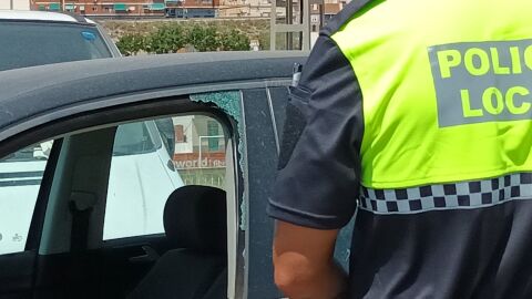 La Polic&iacute;a Local de Elda rescata a un beb&eacute; del interior de un coche tras cerrarse accidentalmente el mismo.