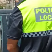 La Policía Local de Elda rescata a un bebé del interior de un coche tras cerrarse accidentalmente el mismo. La Policía Local de Elda rescata a un bebé del interior de un coche tras cerrarse accidentalmente el mismo.
