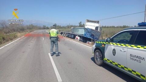 Investigado un camionero que tuvo un accidente en Ti&eacute;tar y superaba en m&aacute;s de seis veces la tasa de alcohol