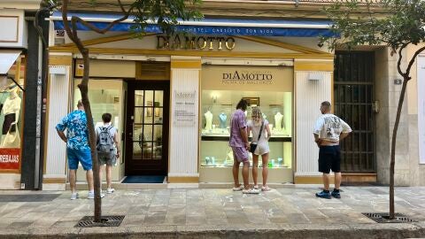 Imagen de archivo de tiendas y turistas en las calles de Palma (Mallorca)