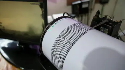 Un sismógrafo muestra la actividad de un terremoto, en una imagen de archivo. Un sismógrafo muestra la actividad de un terremoto, en una imagen de archivo.