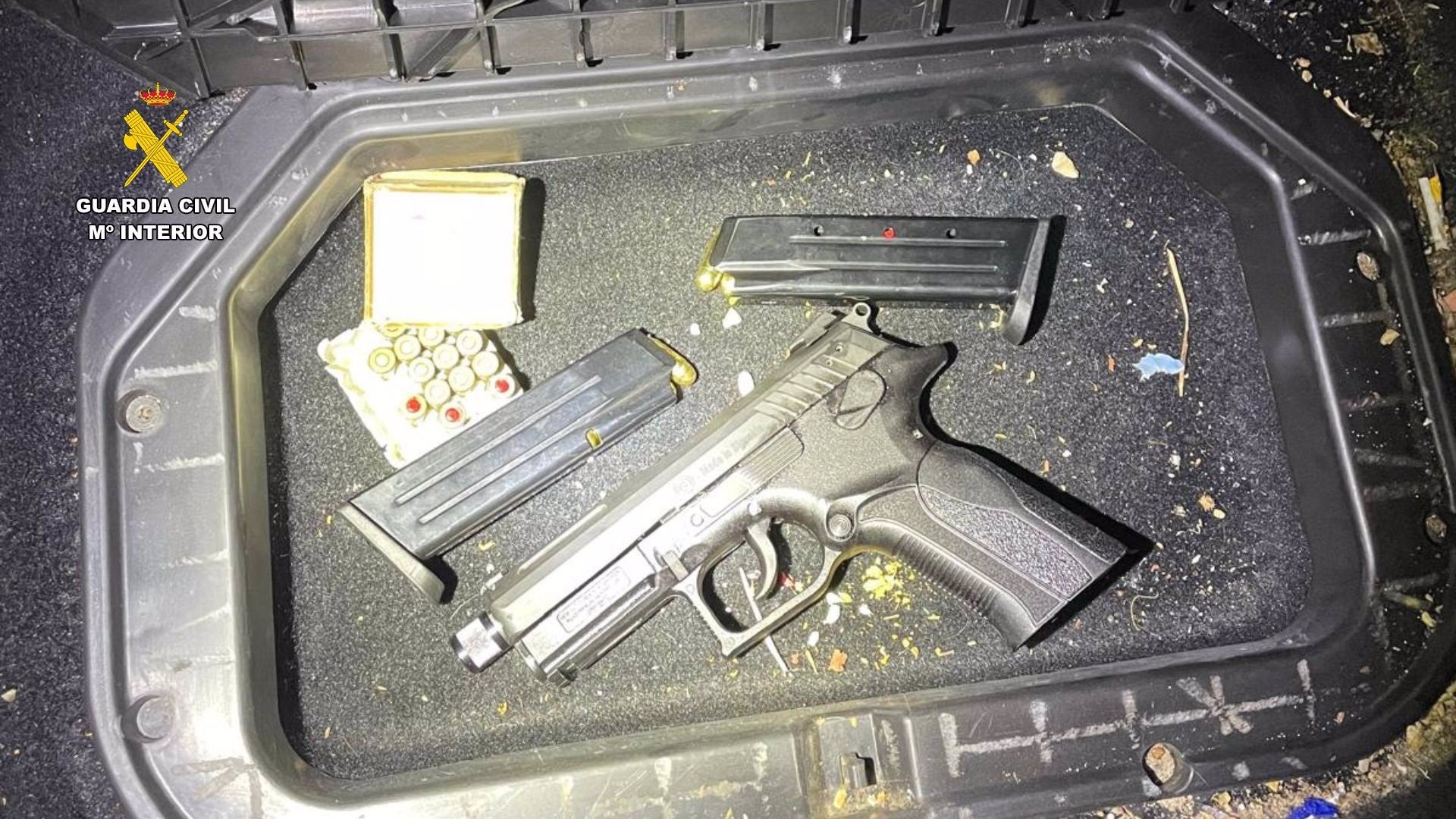 Detenido un hombre por portar oculta en su vehículo una pistola municionada en Navalmoral de la Mata Detenido un hombre por portar oculta en su vehículo una pistola municionada en Navalmoral de la Mata
