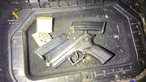 Detenido un hombre por portar oculta en su vehículo una pistola municionada en Navalmoral de la Mata Detenido un hombre por portar oculta en su vehículo una pistola municionada en Navalmoral de la Mata