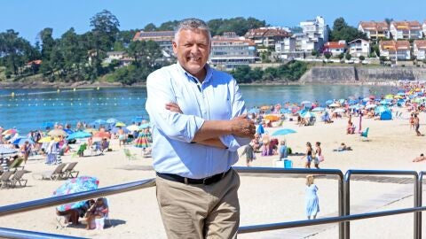 El regidor de Sanxenxo en una de las playas del municipio