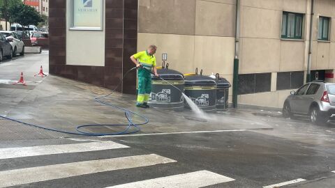 Trabajador limpiando este martes resto de basura en Orillamar