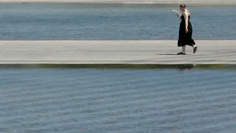 Una mujer se abanica para intentar sofocar las altas temperaturas registradas en la Ciudad de las Artes y las Ciencias de Valencia. Una mujer se abanica para intentar sofocar las altas temperaturas registradas en la Ciudad de las Artes y las Ciencias de Valencia.