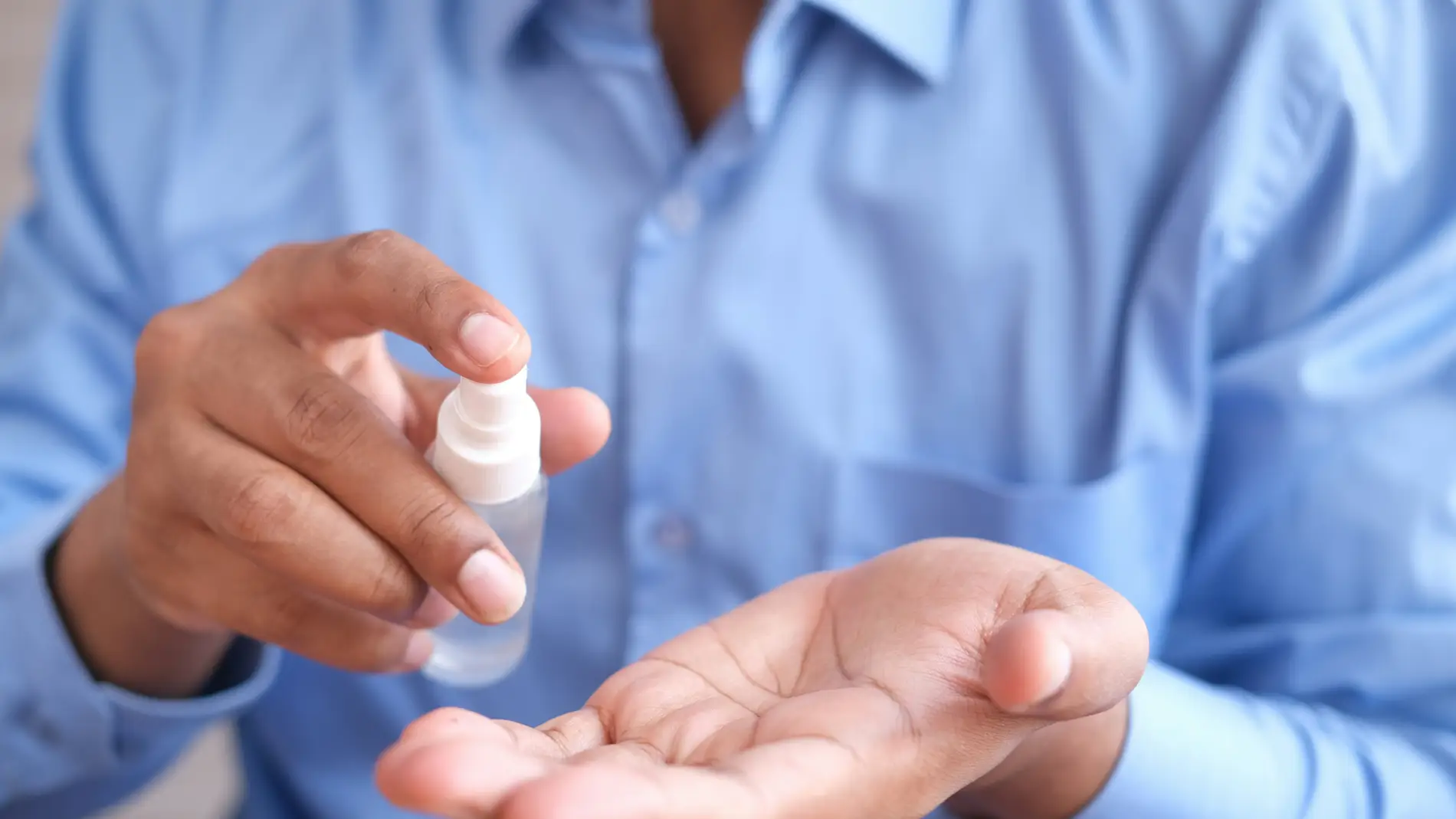 Una mano sostiene un Spray Una mano sostiene un Spray