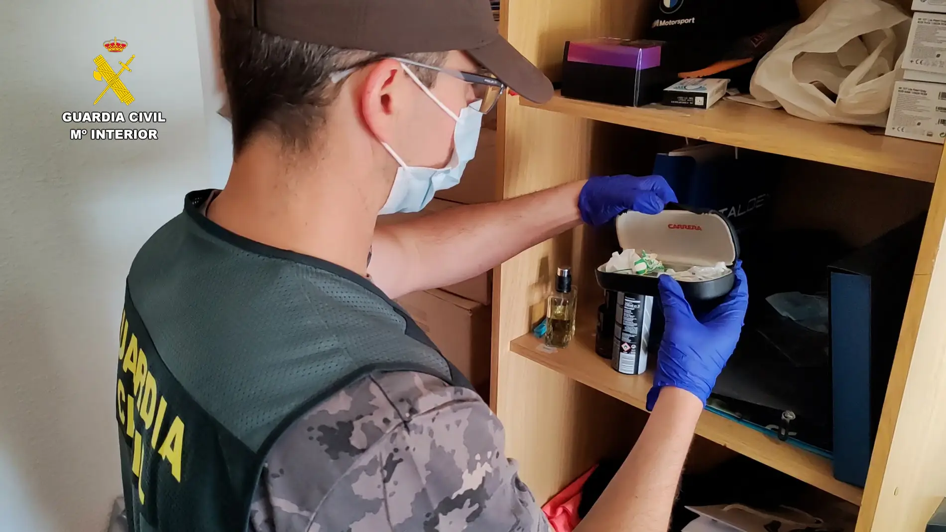 Agentes de la Guardia Civil supervisan las sustancias encontradas en el narcopiso Agentes de la Guardia Civil supervisan las sustancias encontradas en el narcopiso