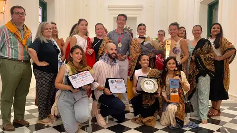 El Ayuntamiento de Cáceres recibe a la Asociación de Folklore "El Redoble" tras vencer en un prestigioso certamen en Turquía El Ayuntamiento de Cáceres recibe a la Asociación de Folklore "El Redoble" tras vencer en un prestigioso certamen en Turquía