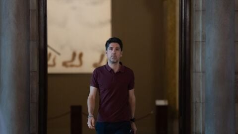 El portavoz de los Comuns en el Parlament, David Cid, a su llegada a la reuni&oacute;n de la Diputaci&oacute;n Permanente para convocar el pleno de investidura del presidente de la Generalitat, en el Parlament de Catalu&ntilde;a