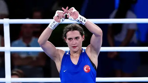 Esra Yildiz Kahraman, de Turquía, hace un signo 'X' con sus manos tras la derrota ante Lin Yu Ting, de China. Esra Yildiz Kahraman, de Turquía, hace un signo 'X' con sus manos tras la derrota ante Lin Yu Ting, de China.