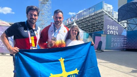 Saul Craviotto con la bandera de Asturias