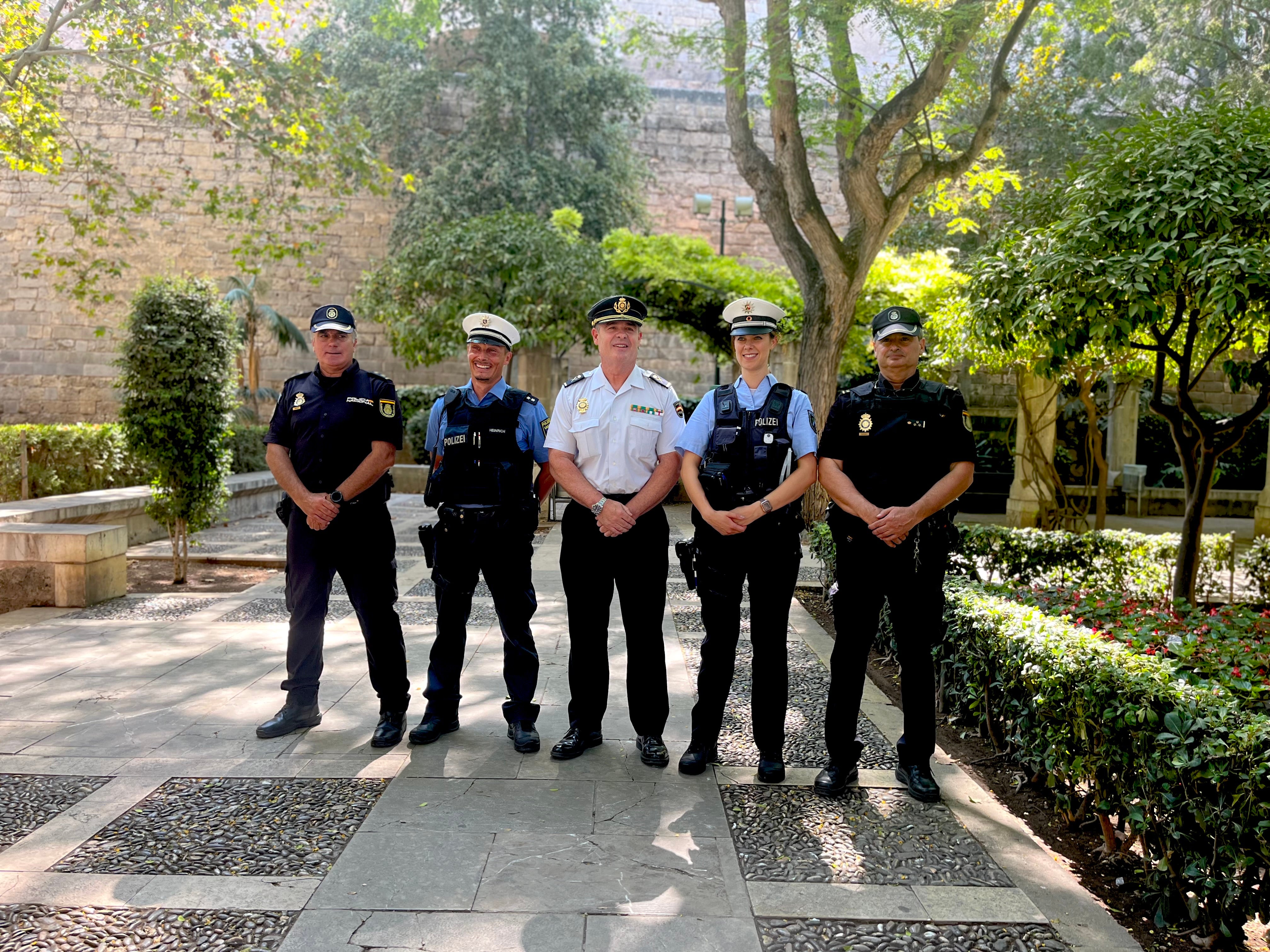 La Policía Nacional incorpora a dos agentes alemanes para "disuadir" a los turistas incívicos en Playa de Palma La Policía Nacional incorpora a dos agentes alemanes para "disuadir" a los turistas incívicos en Playa de Palma