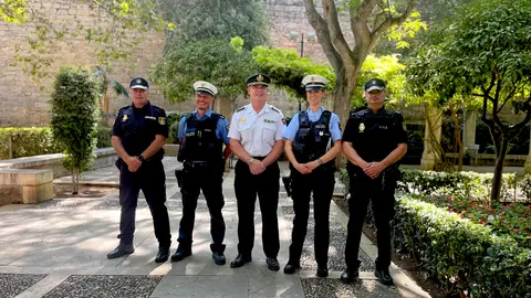 El Jefe Superior de Policía Nacional en Baleares, José Luis Santafé, junto a los agentes alemanes. El Jefe Superior de Policía Nacional en Baleares, José Luis Santafé, junto a los agentes alemanes.