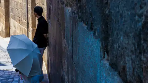 Una turista a la sombre en las calles de Toledo. Una turista a la sombre en las calles de Toledo.
