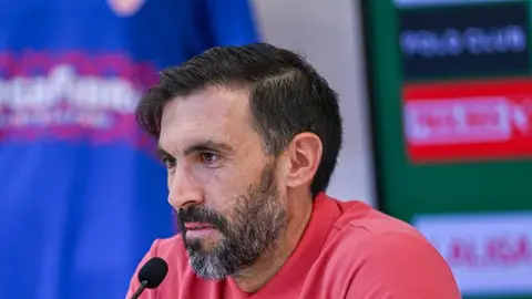 Eder Sarabia, en una rueda de prensa en el Martínez Valero. Eder Sarabia, en una rueda de prensa en el Martínez Valero.