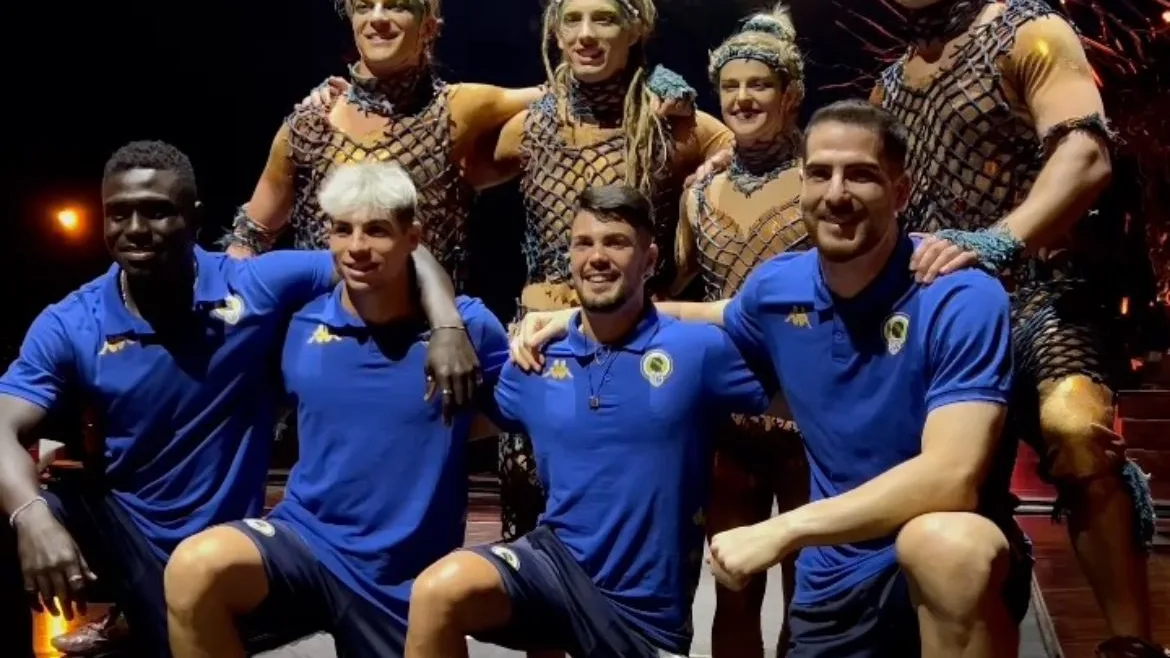 Los jugadores de Hércules junto a los artistas de Alegria Los jugadores de Hércules junto a los artistas de Alegria