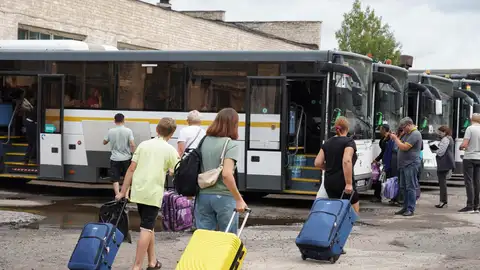 Varias personas huyen de la región de Kursk por el conflicto entre Rusia y Ucrania. Varias personas huyen de la región de Kursk por el conflicto entre Rusia y Ucrania.