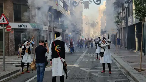 Un Alardo con 103 kilos de pólvora hace vibrar el centro de Elche Un Alardo con 103 kilos de pólvora hace vibrar el centro de Elche