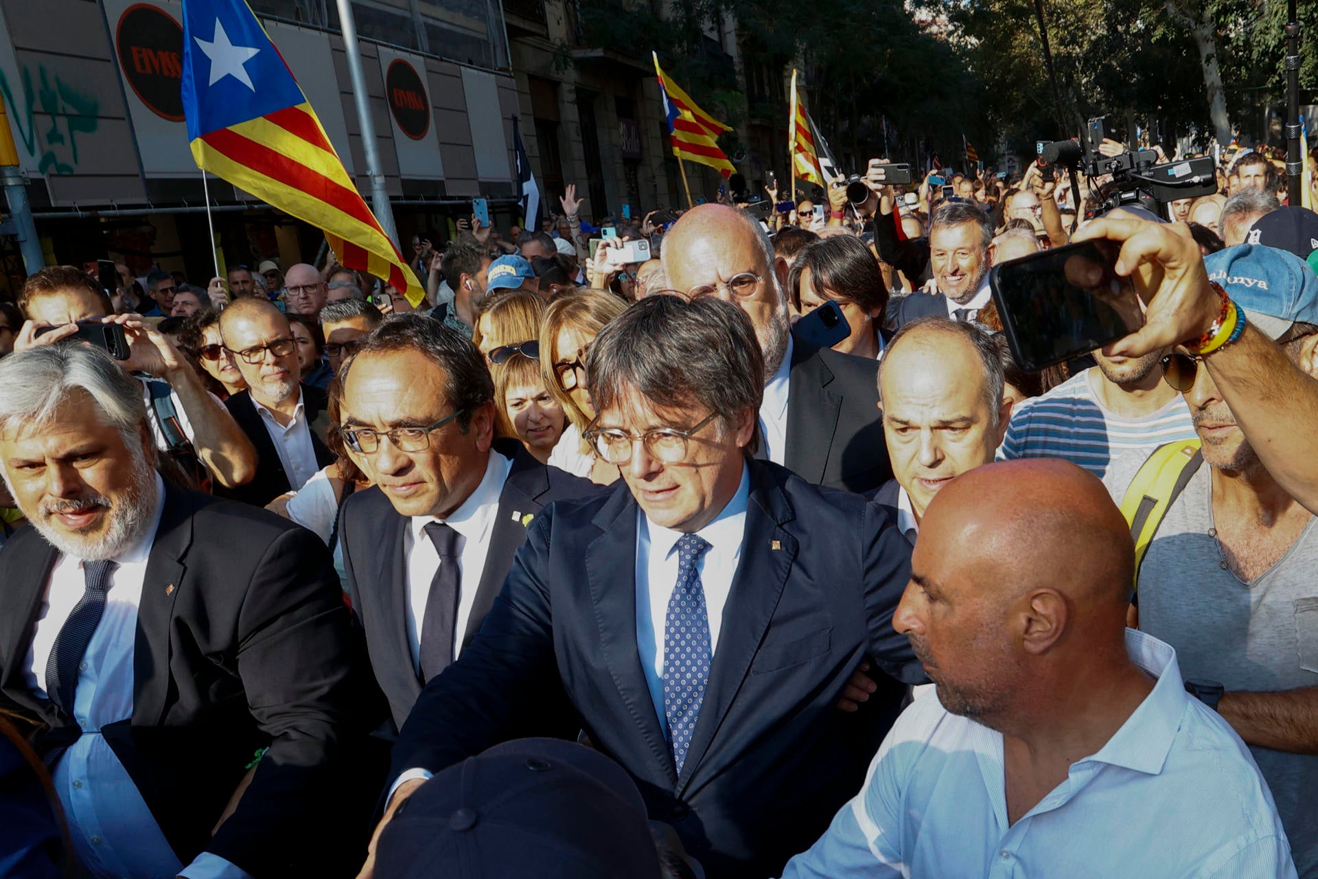 El Govern y los Mossos justifican su actuación y cargan contra Puigdemont por su comportamiento "impropio" El Govern y los Mossos justifican su actuación y cargan contra Puigdemont por su comportamiento "impropio"