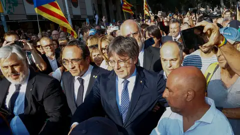 Carles Puigdemont, con la comitiva a su llegada a Barcelona antes de dar su discurso. Carles Puigdemont, con la comitiva a su llegada a Barcelona antes de dar su discurso.