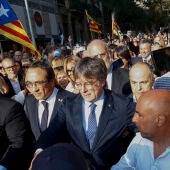 Carles Puigdemont, con la comitiva a su llegada a Barcelona antes de dar su discurso.