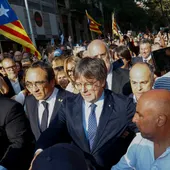 Carles Puigdemont, con la comitiva a su llegada a Barcelona antes de dar su discurso. Carles Puigdemont, con la comitiva a su llegada a Barcelona antes de dar su discurso.